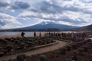 交学费了……日本进攻时间所剩无几 杨瀚森激进扑防送三分犯规